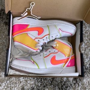 Jordan 1 Mids “Edge Glow”